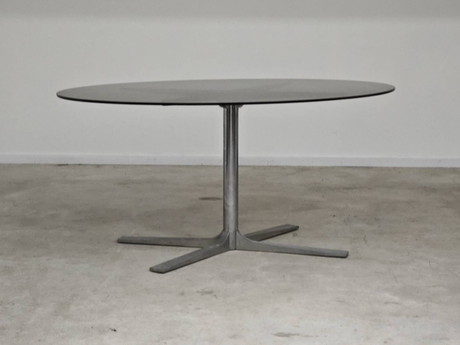 Dining table in glass, aluminum and chrome steel