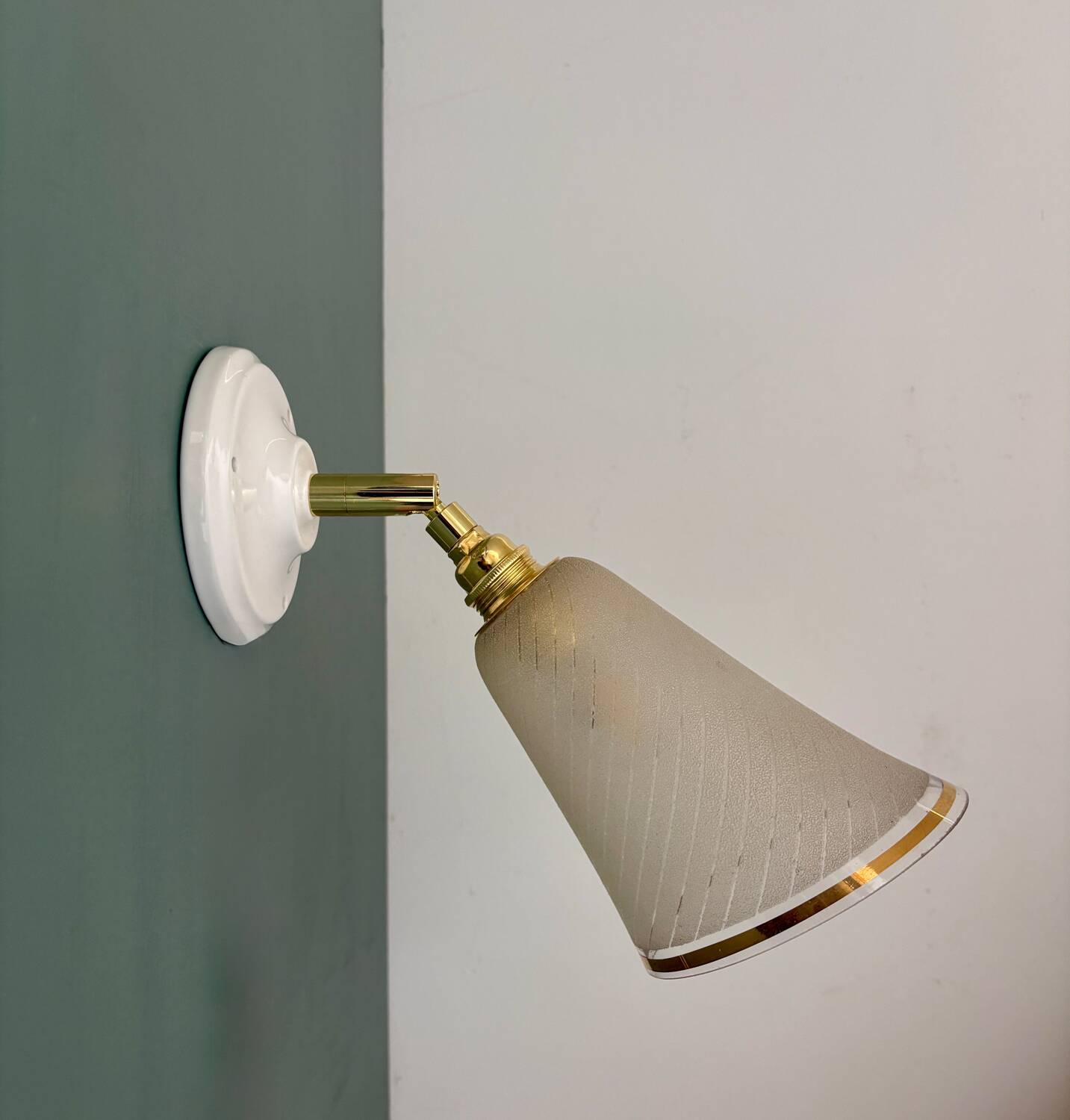 Applique tulipe vintage en verre granité blanc et doré