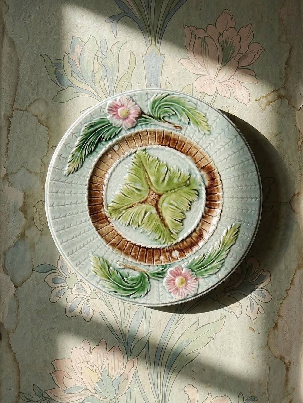 Polychrome slipware dessert plate, with a floral decoration, early 20th century.