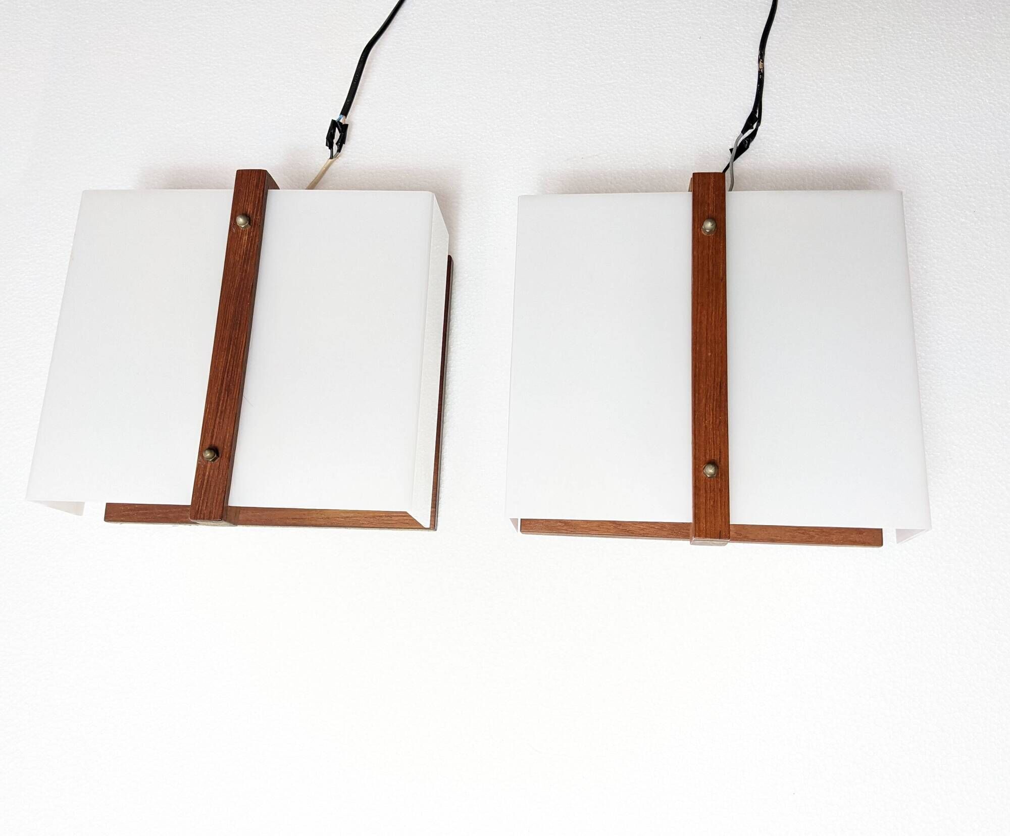 Paire d'appliques scandinaves 1960, teck massif et plexiglass, Raak C-1521
