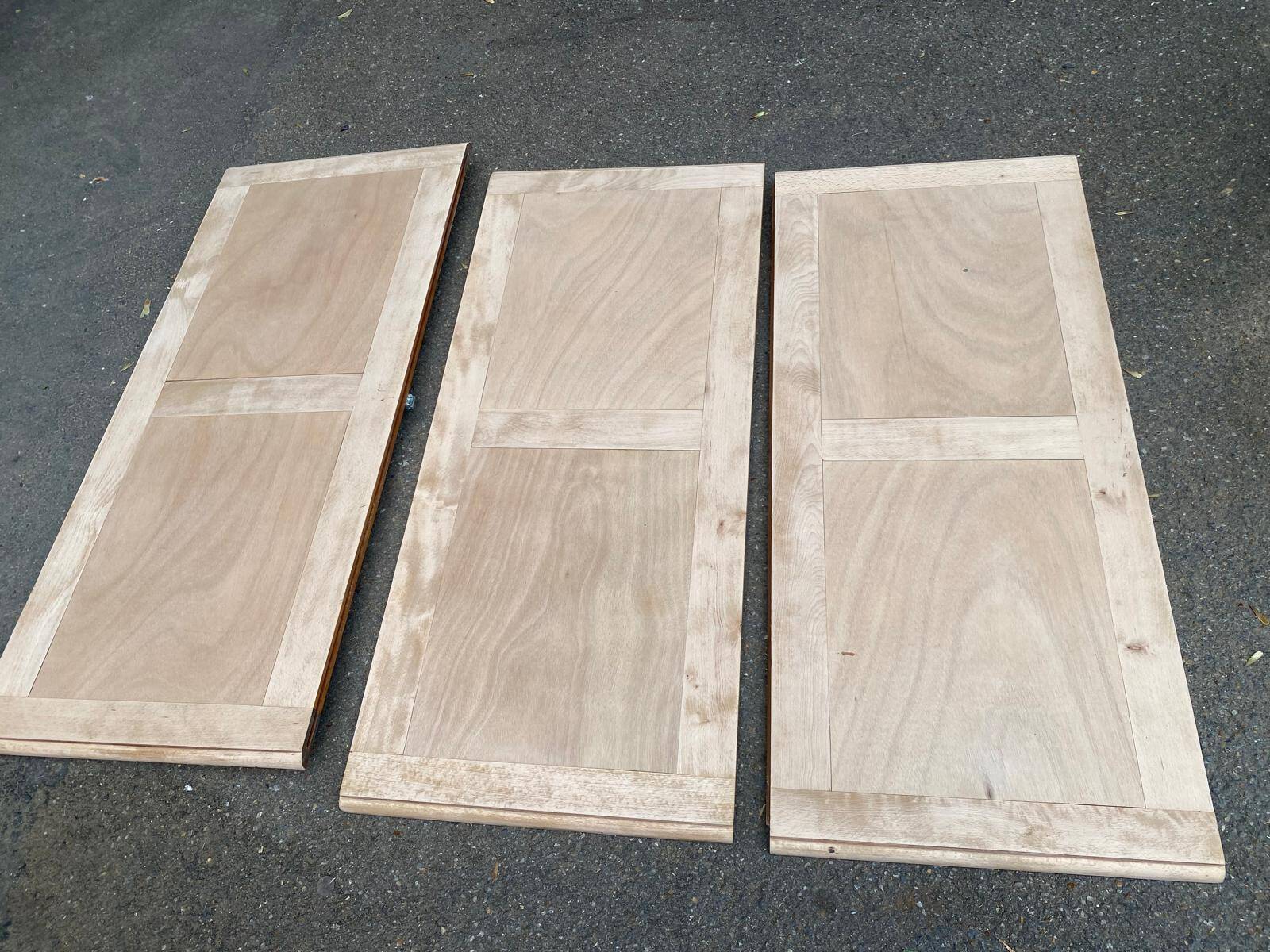 Table à manger ronde pied central extensible décapée en bois massif 3 rallo
