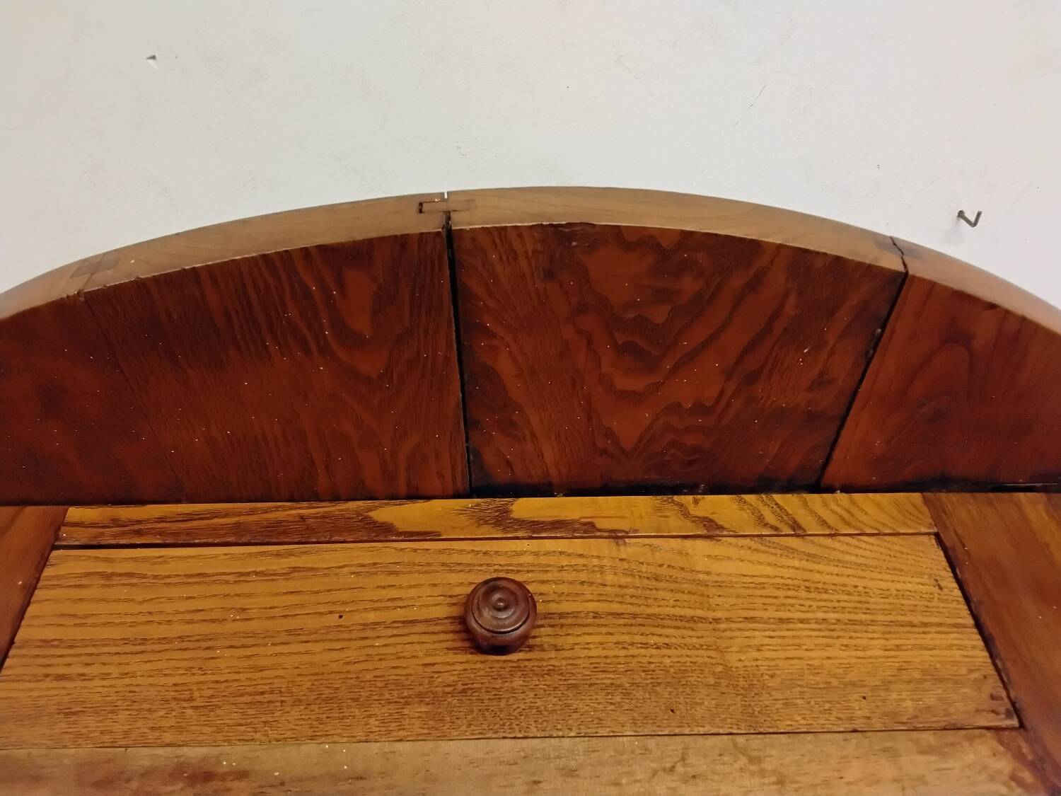 Drop-leaf table