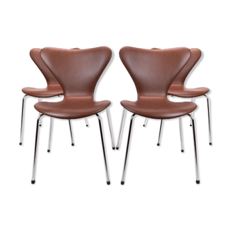 Set of 4 chairs, model 3107, designed by Arne Jacobsen and manufactured by Fritz Hansen