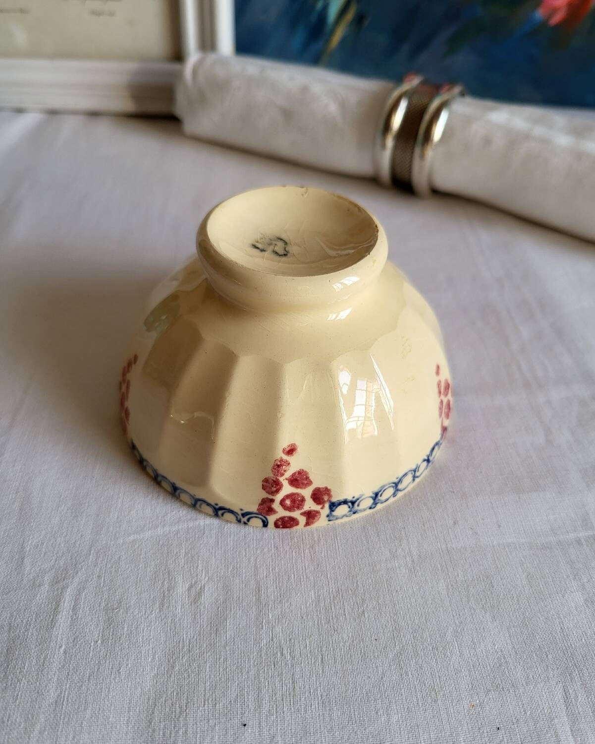 Bol ancien en faïence beige à motif de raisin