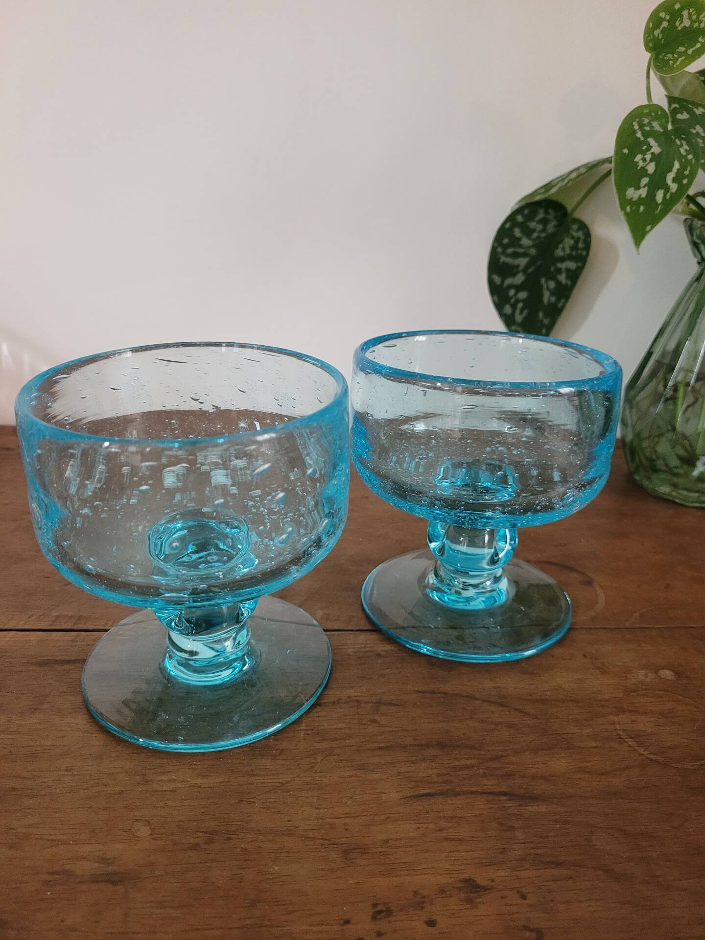 Coupes bleu en verre bullé