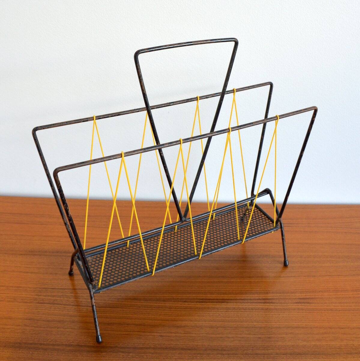 Vintage 1950s Scoubidou magazine rack