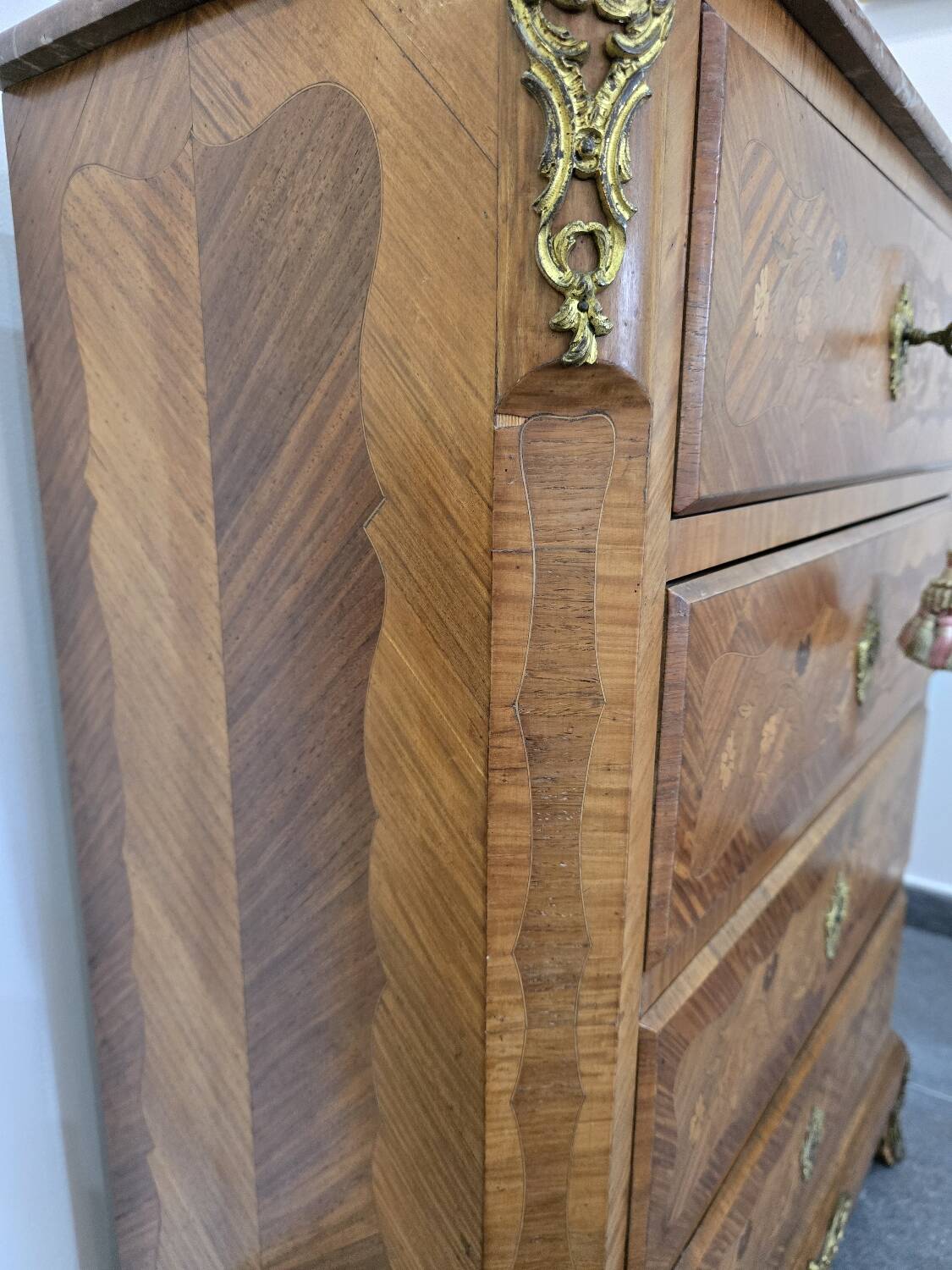 Louis XV chest of drawers in marquetry and gilded bronze - Marble top
