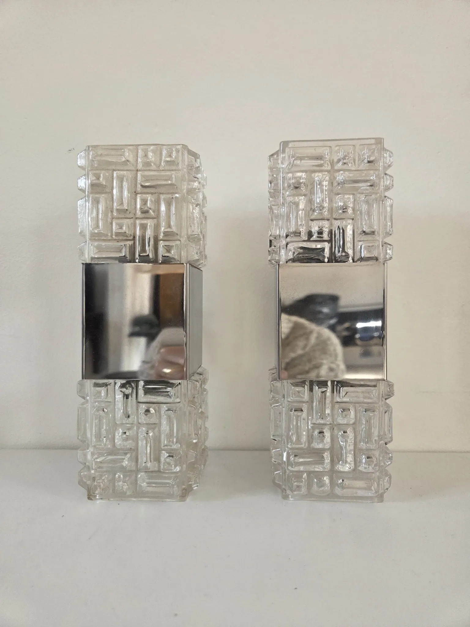 Pair of wall lights in glass and chrome metal