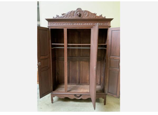 Armoire en bois sculpté, vers 1920