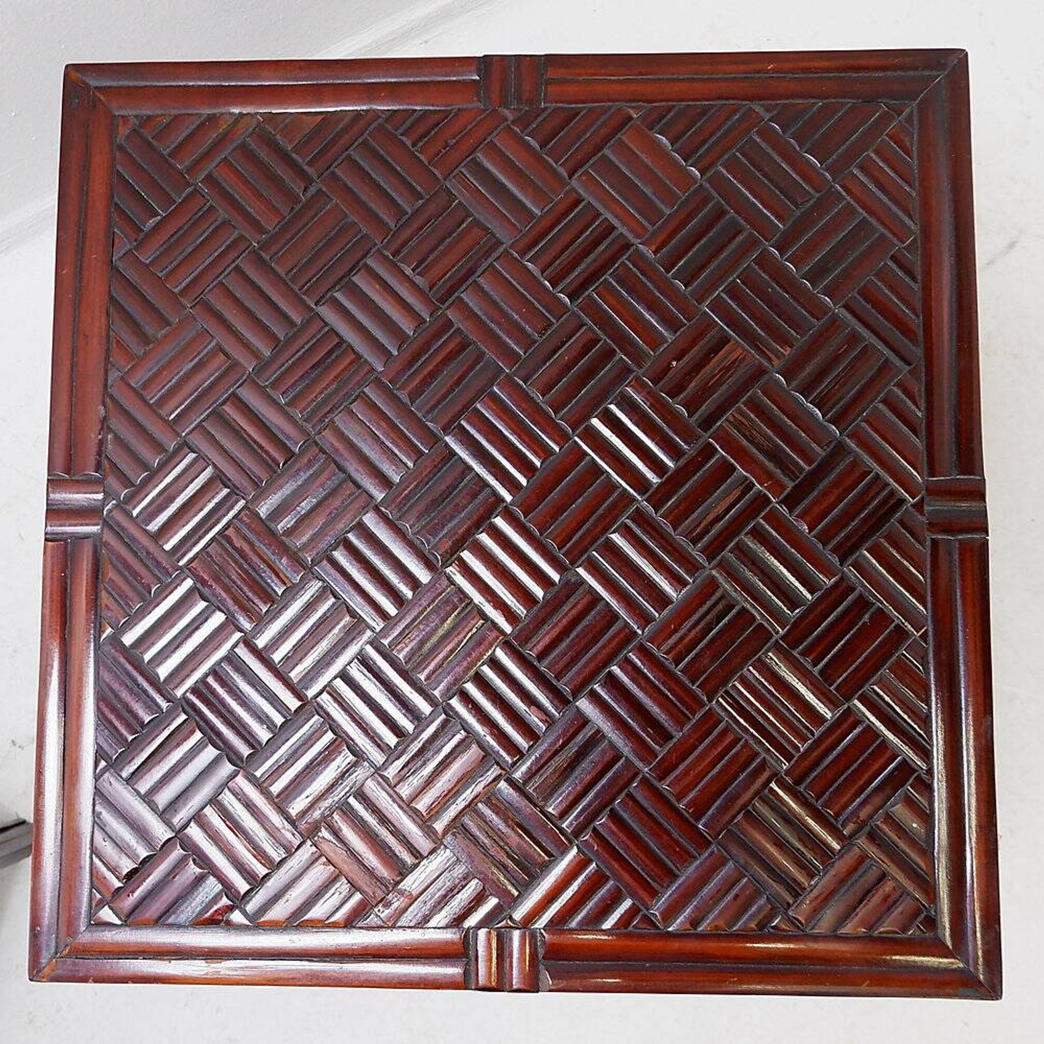 Pair of vintage pagoda tables in faux bamboo with chevron pattern - Maitland & Clasco