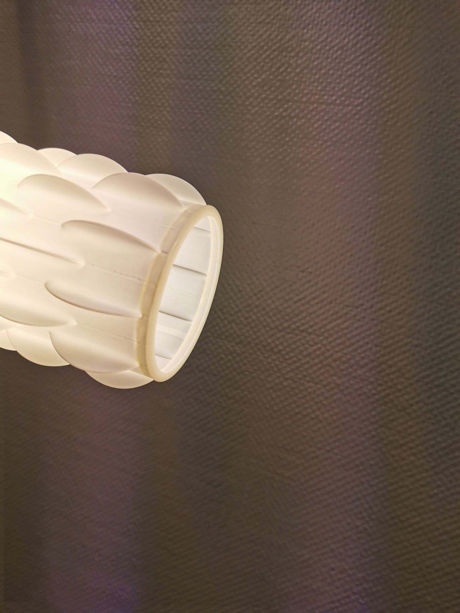 Lampe suspendue modèle Contour, conçue par Lars Schiøler et réalisée par Høyrup Lighting dans les années 1970.