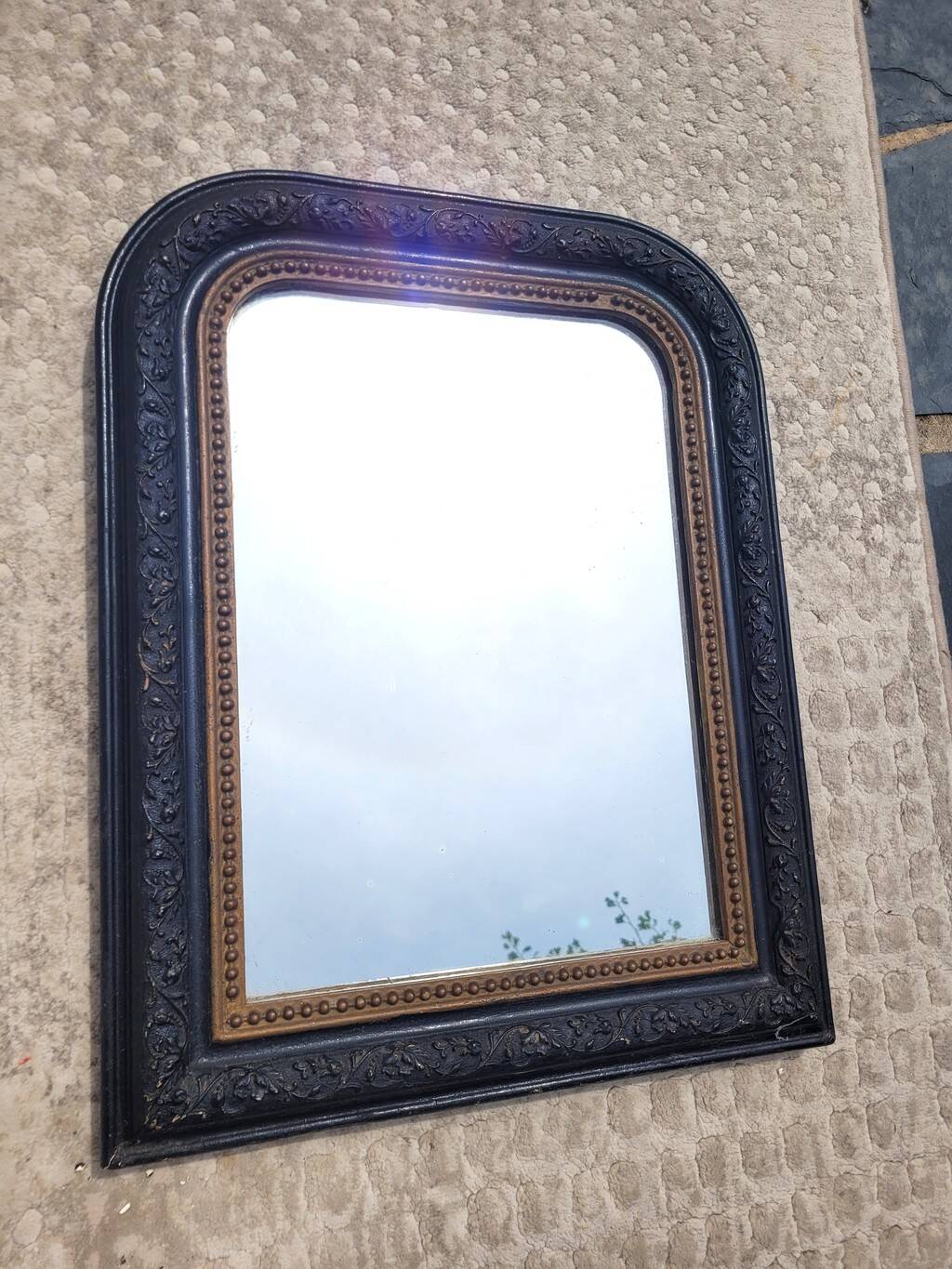 Antique mirror in Napoléon III style, blackened with beaded frieze, 42x55cm.