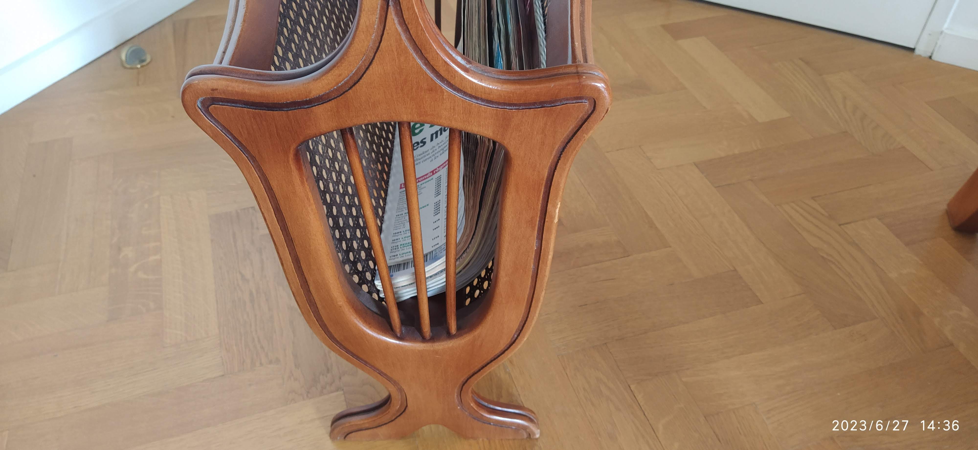 Magazine holder with tablet