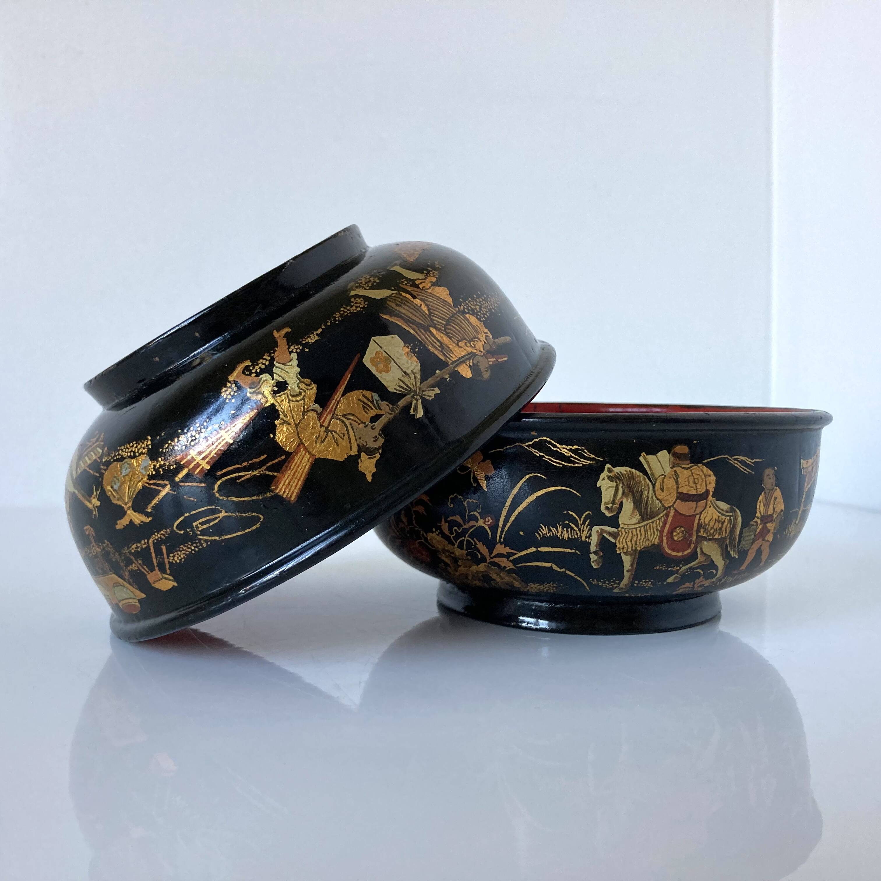 Pair of old bowls in boiled and lacquered cardboard with Chinese or Japanese decoration.