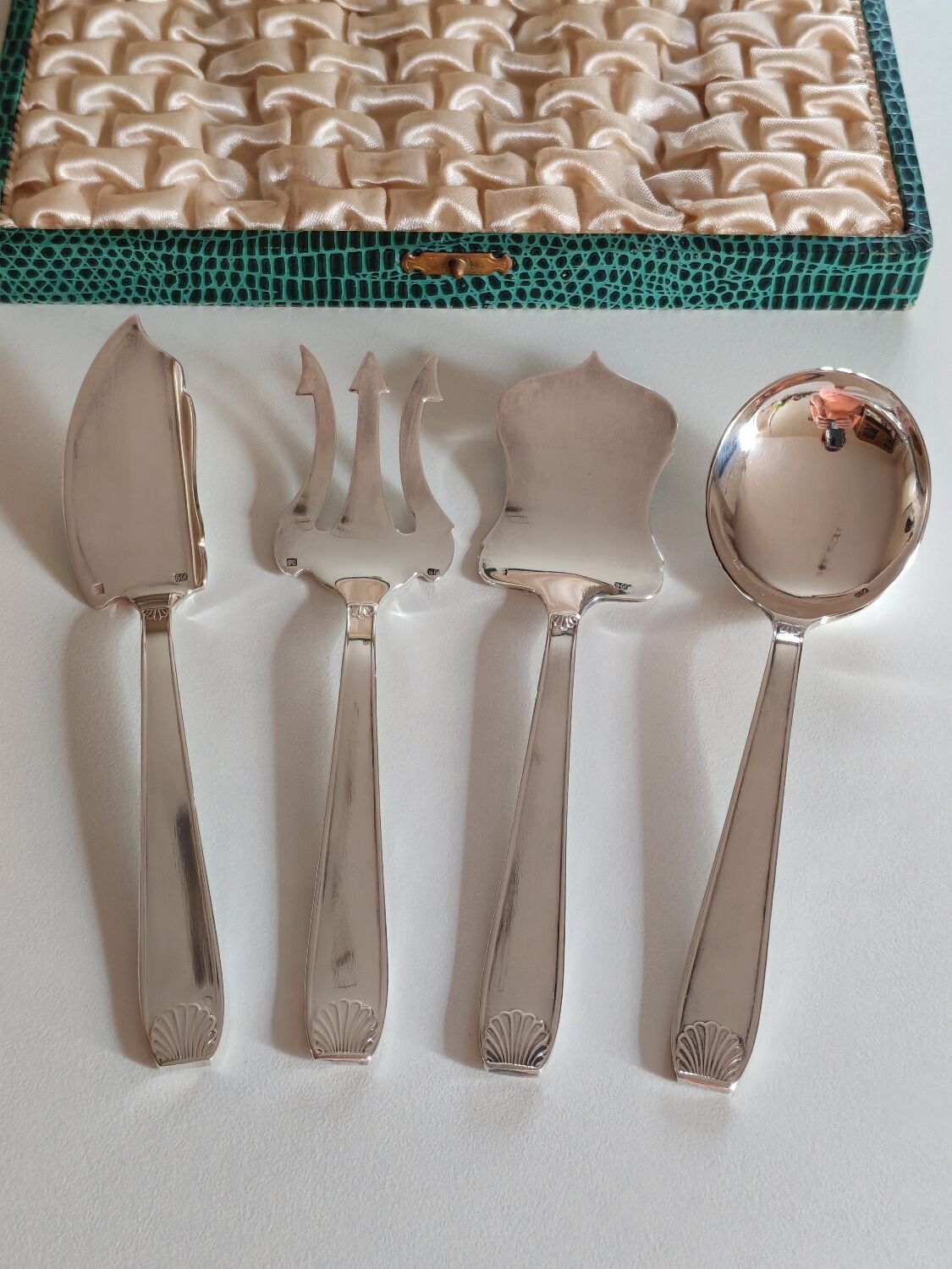 4 silver-plated metal serving utensils with case