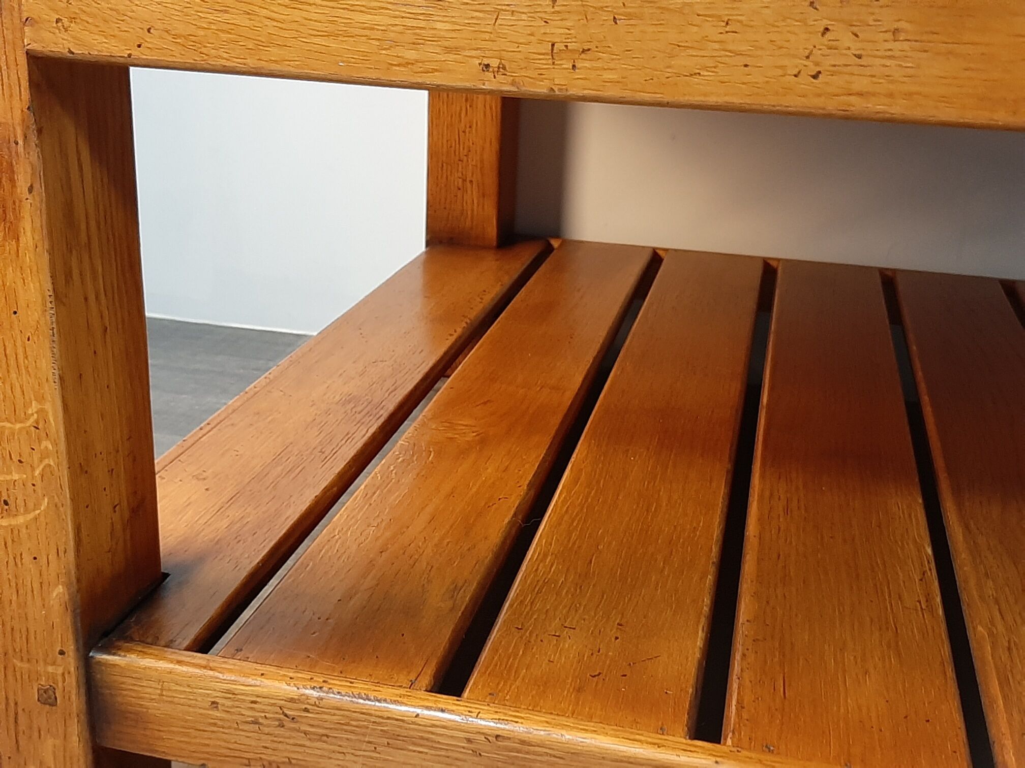 Table basse danoise en chêne début XXème siècle plateau à damier