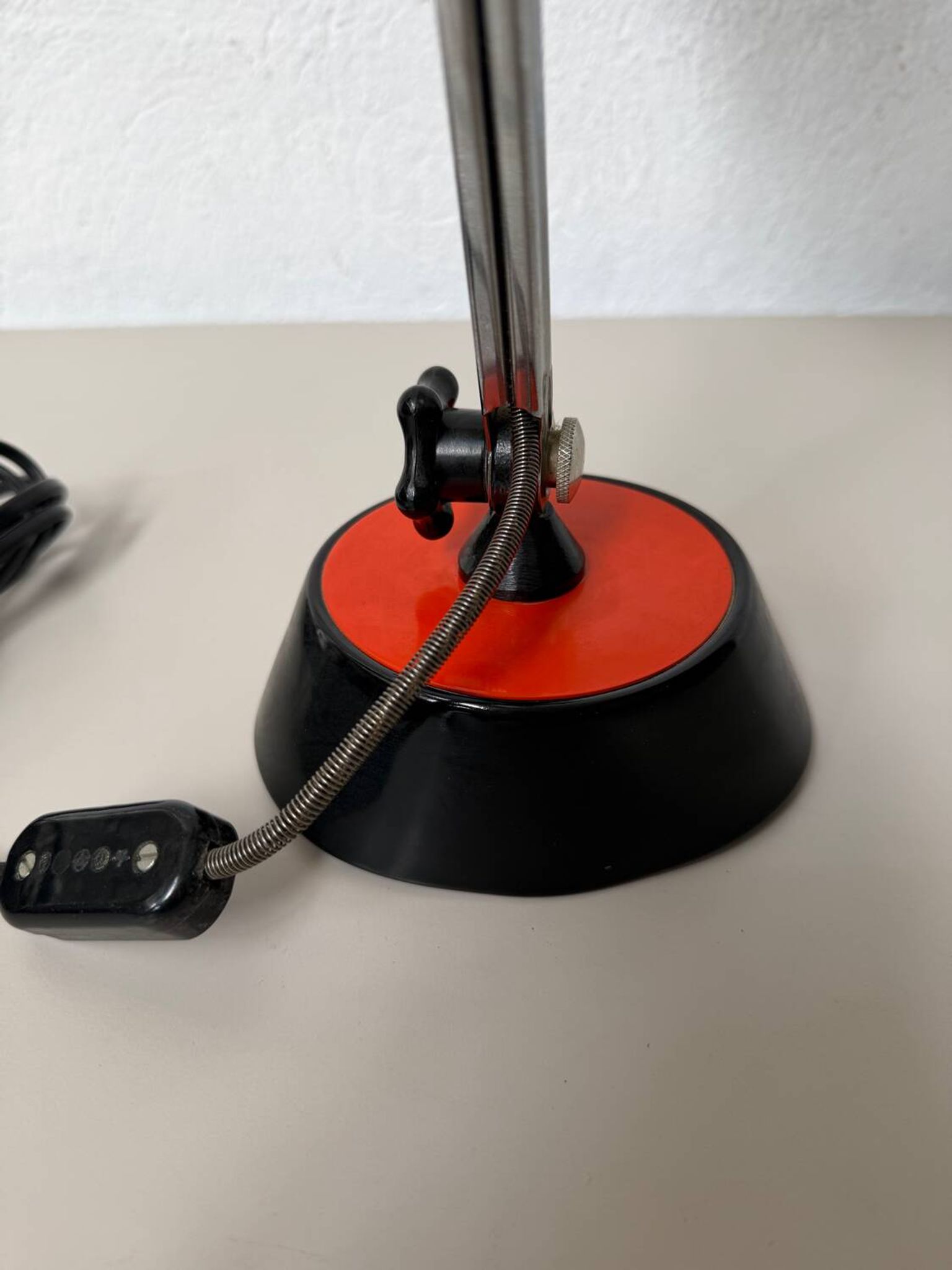 Lampe de bureau design 70 métal noire et orange