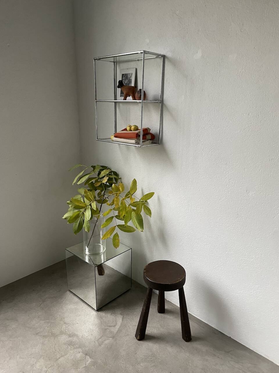 Abstracta Poul Cadovious wall shelf