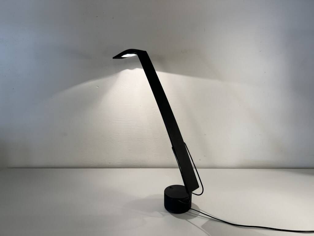 Dove Barbaglia & Colombo vintage desk lamp from the 1980s.