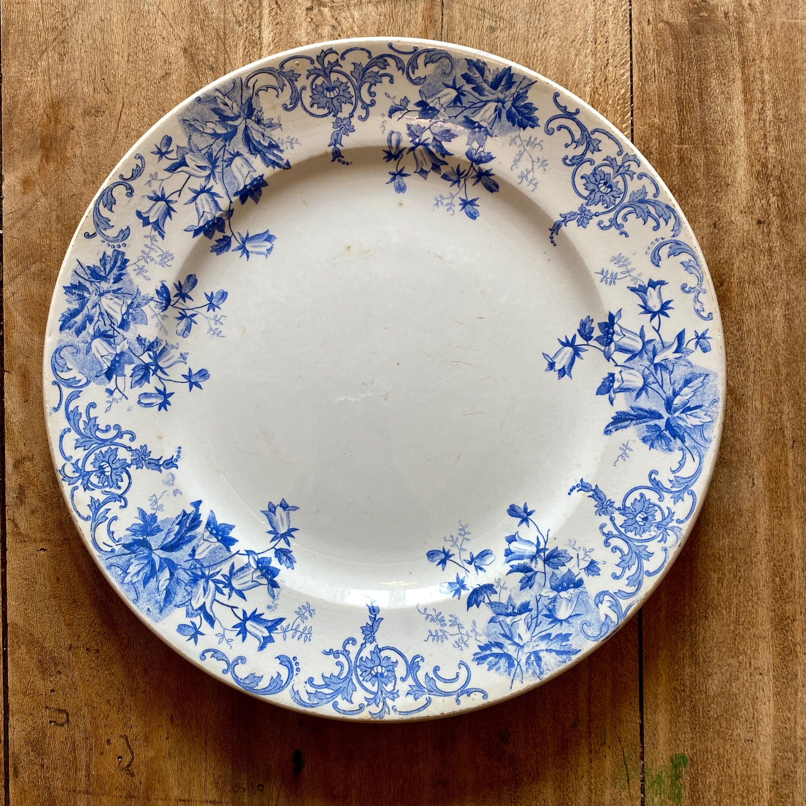 Vintage round dish in iron earth