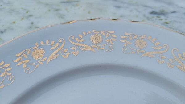 16 assiettes plates en porcelaine blanche et dorée d'Orchies
