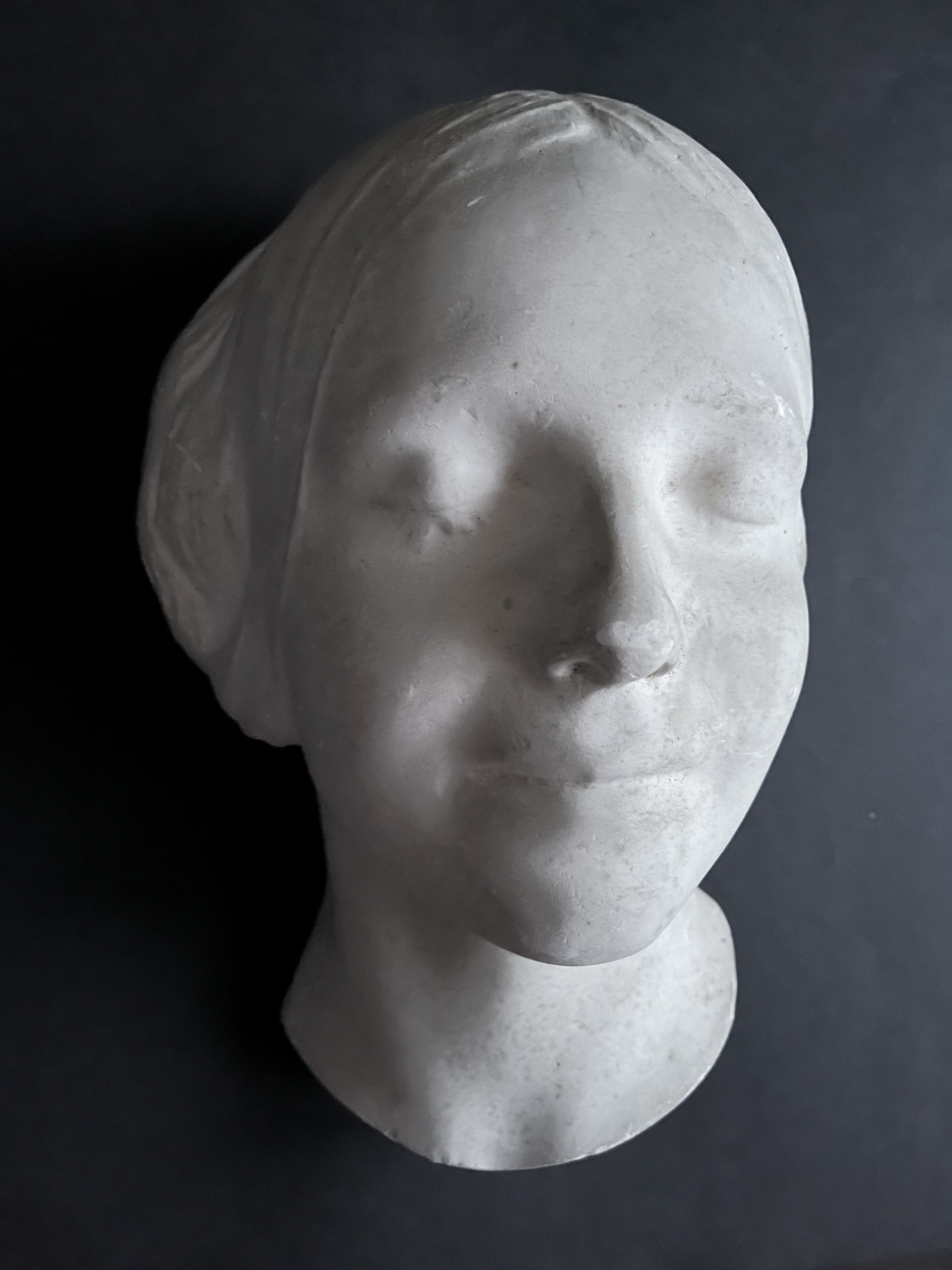 Plaster head: The drowned of the Seine