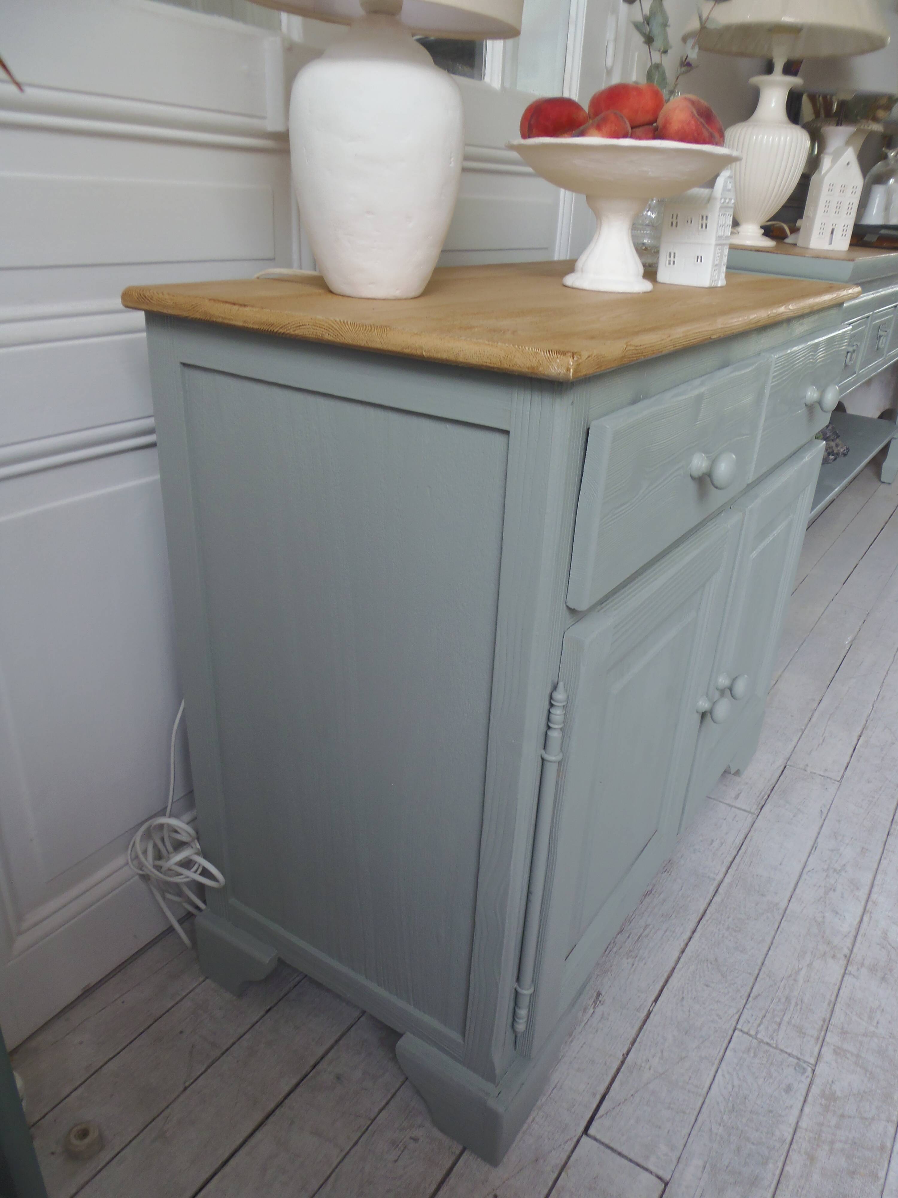 Compact buffet re-enchanted in grey-green, wooden top.