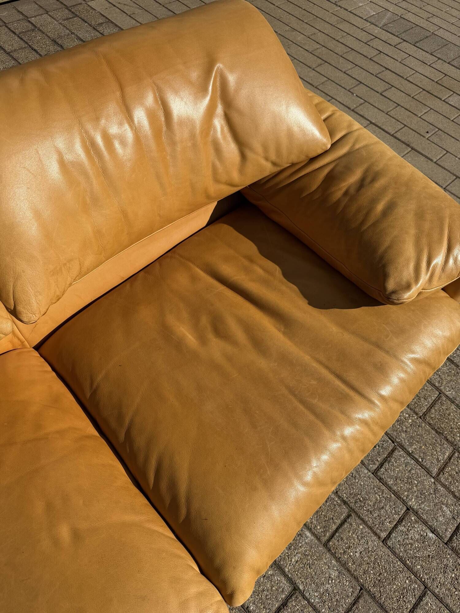 Beautiful Cassina Maralunga 2-seater in camel light patinated natural leather.