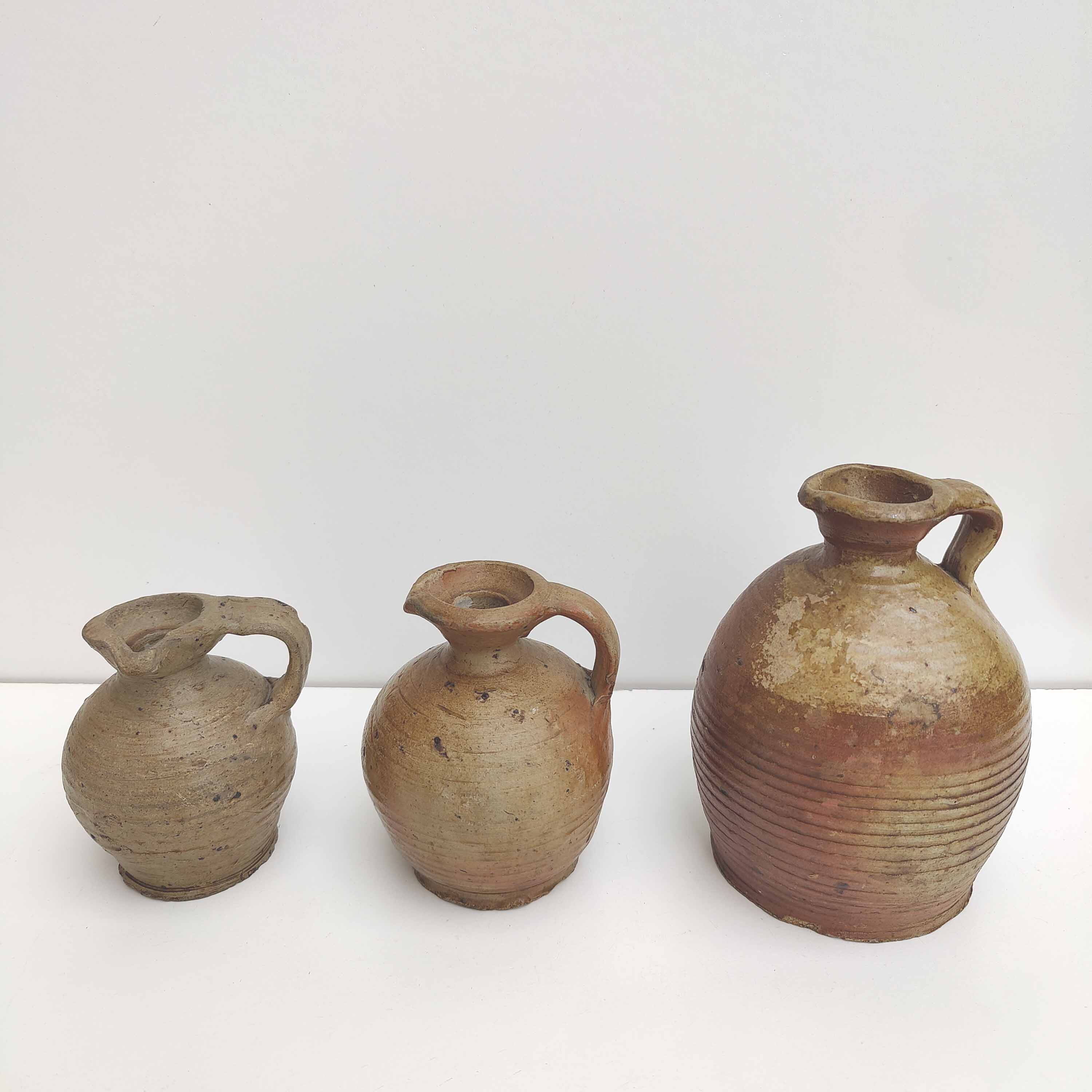 Lot de trois pichets en grès