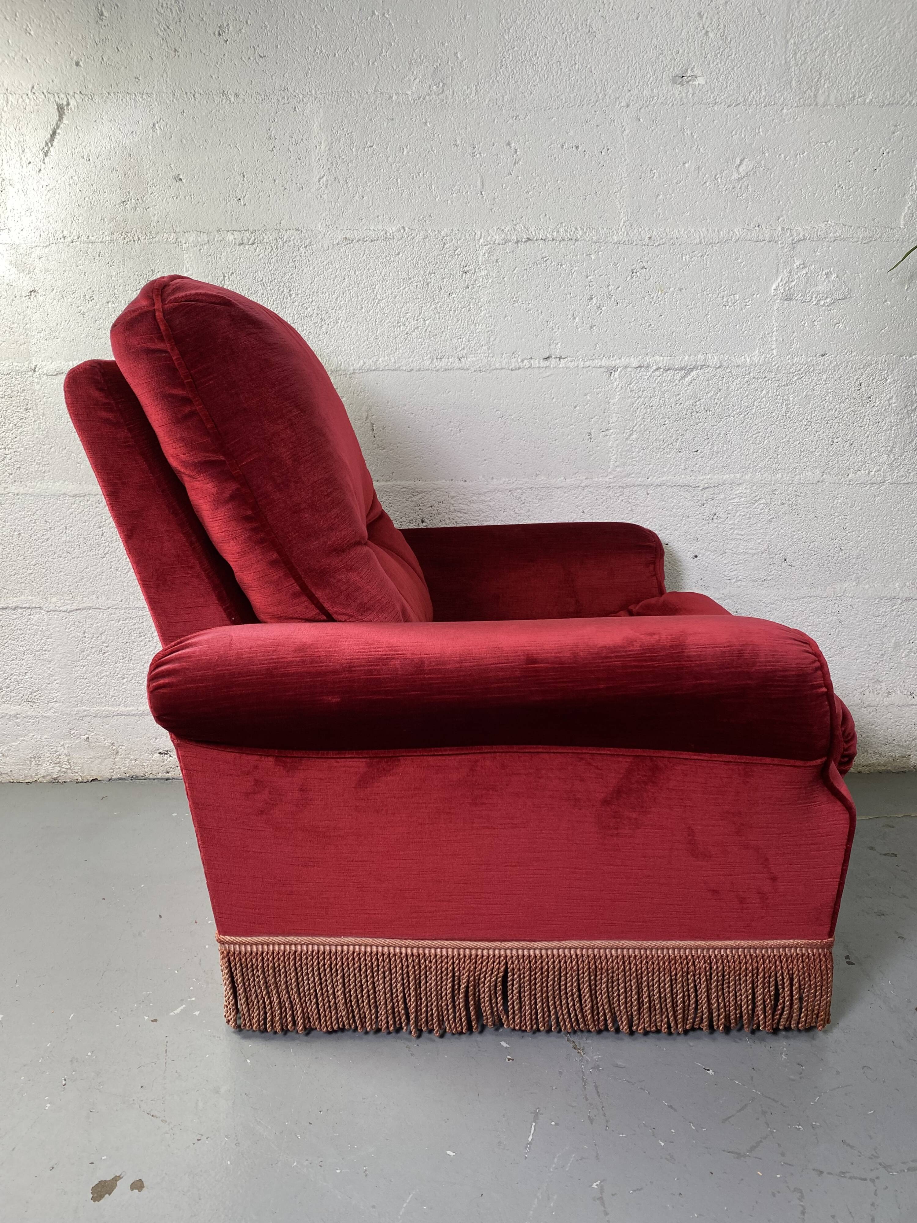 Fauteuil crapaud en velours rouge à franges