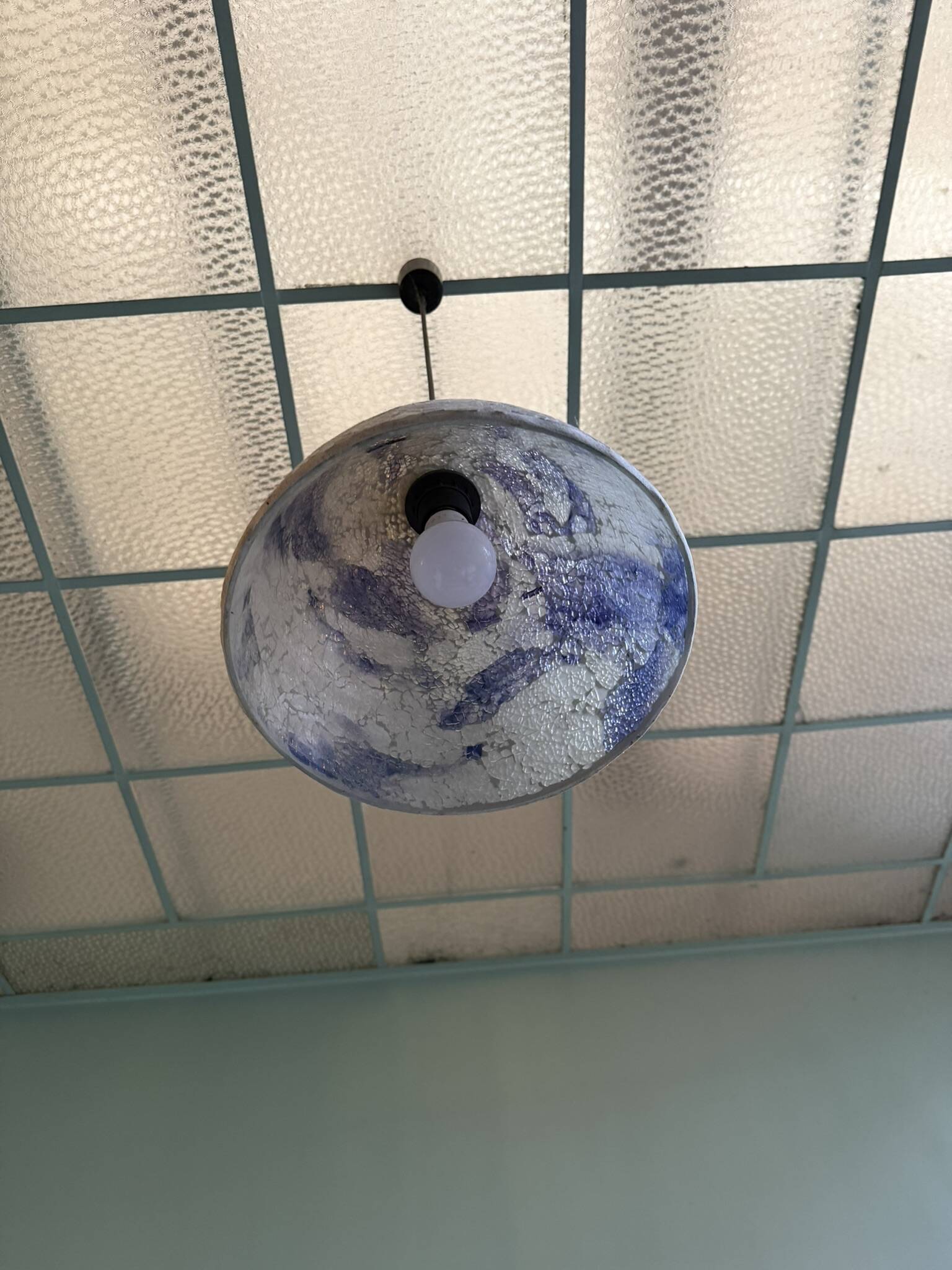 Blue/white glazed ceramic suspension