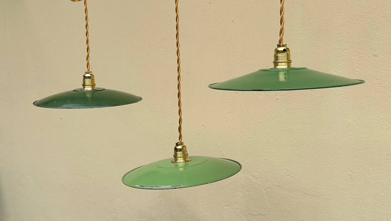 Lot of 3 vintage enamelled sheet metal lampshade pendants, industrial retro farmhouse