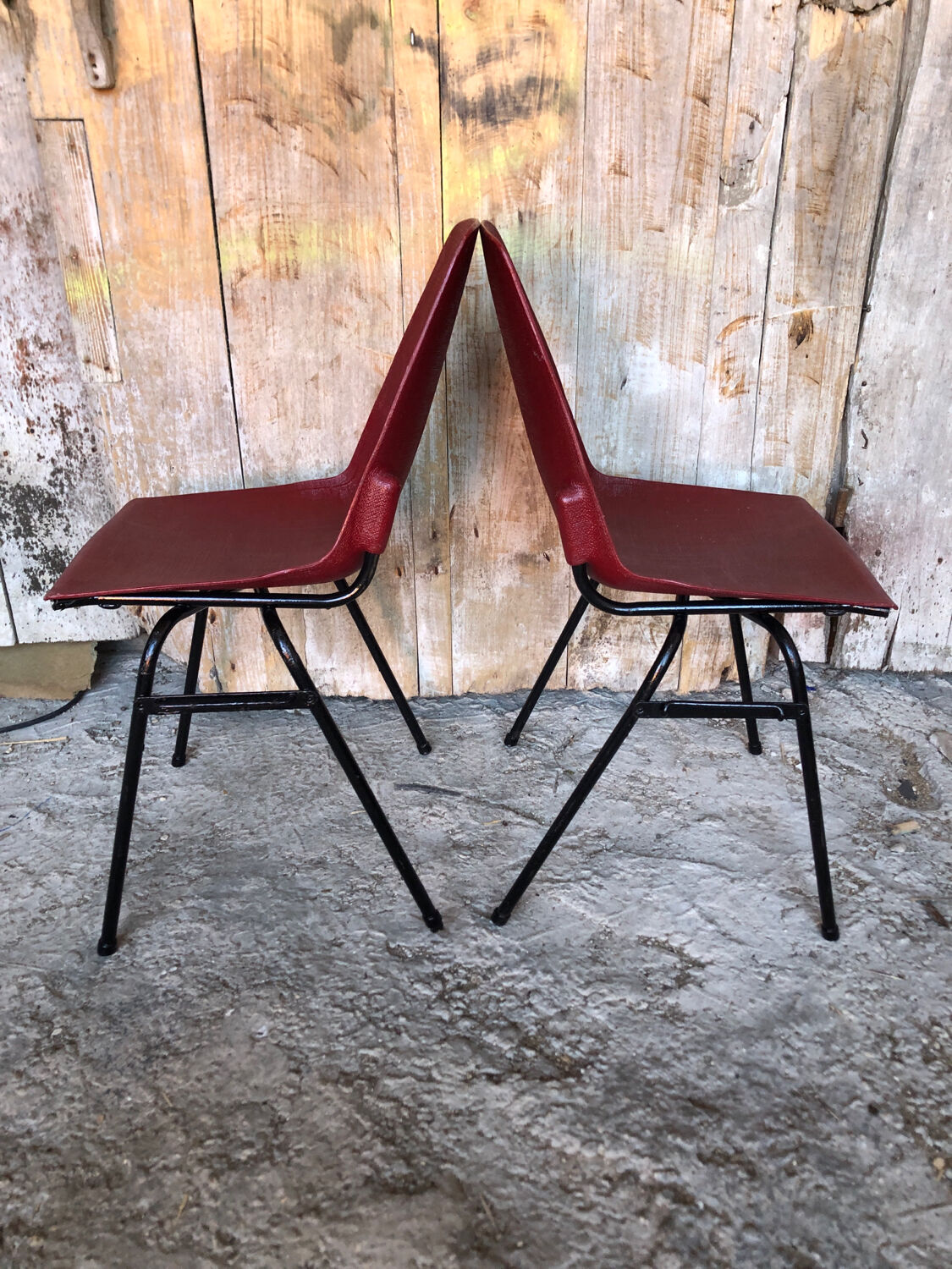 Pair of grosfillex chairs ref 2005 black metal and vintage burgundy shell -