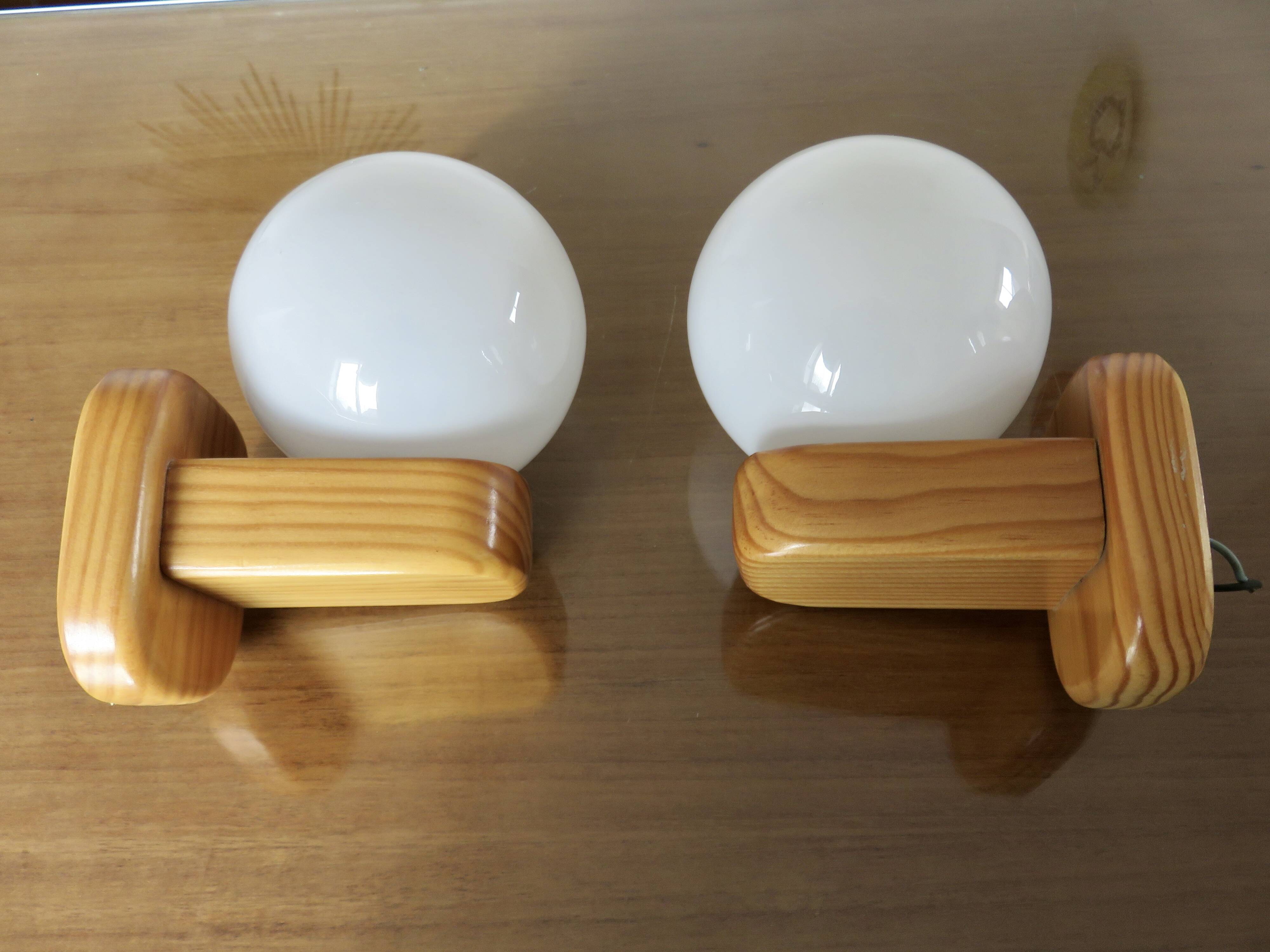 Pair of Scandinavian wall lights in pine and white opaline, 1980s.