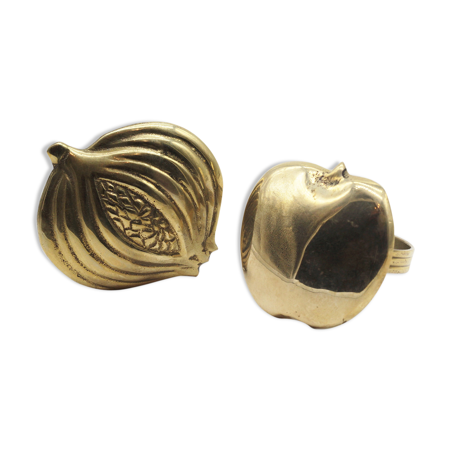 Lot of 2 rounds of brass towel pomegranate and apple