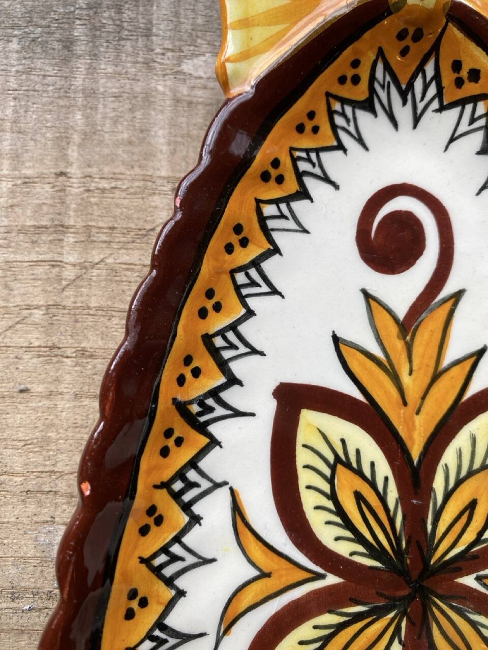 Small wall plate in Henriot Quimper earthenware, floral decoration.