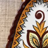 Small wall plate in Henriot Quimper earthenware, floral decoration.