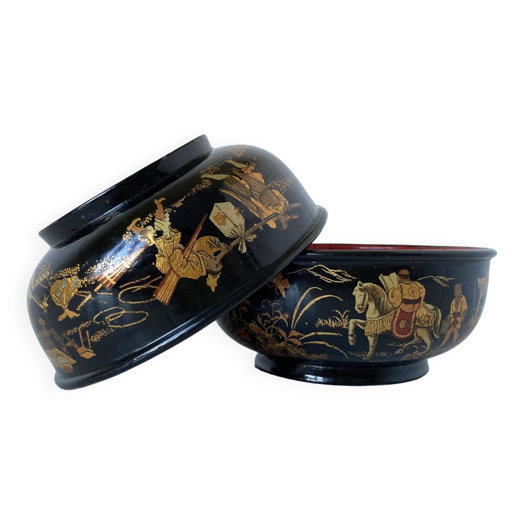 Pair of old bowls in boiled and lacquered cardboard with Chinese or Japanese decoration.