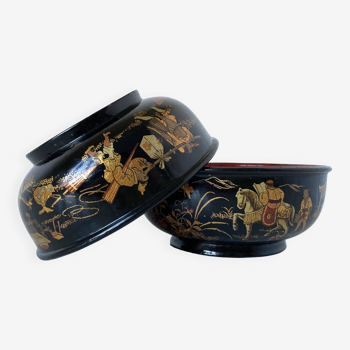 Pair of old bowls in boiled and lacquered cardboard with Chinese or Japanese decoration.