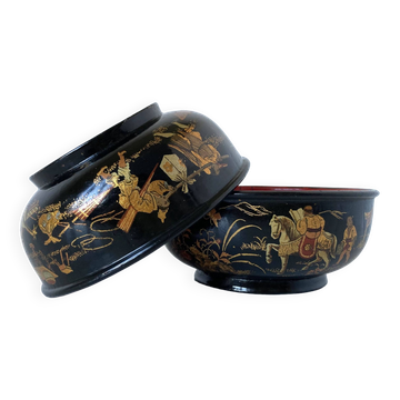 Pair of old bowls in boiled and lacquered cardboard with Chinese or Japanese decoration.