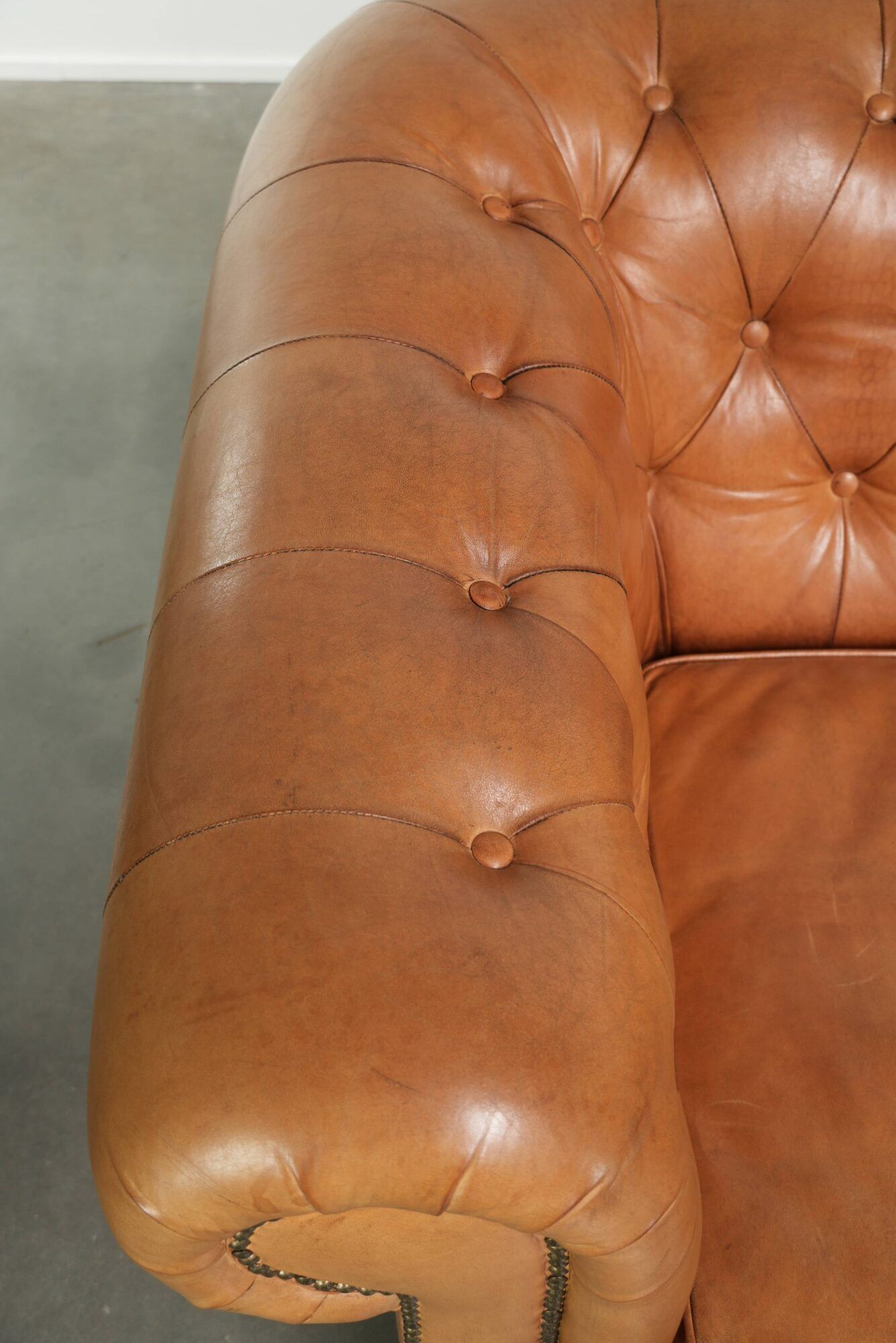 Sheepskin 2.5-seater Chesterfield sofa in a light cognac colour