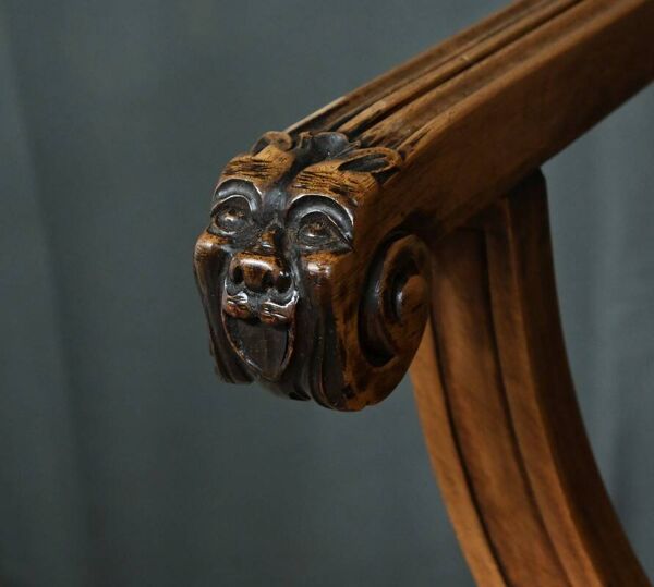 Paire de fauteuils Dagobert en noyer, style médiéval, fin XIXe