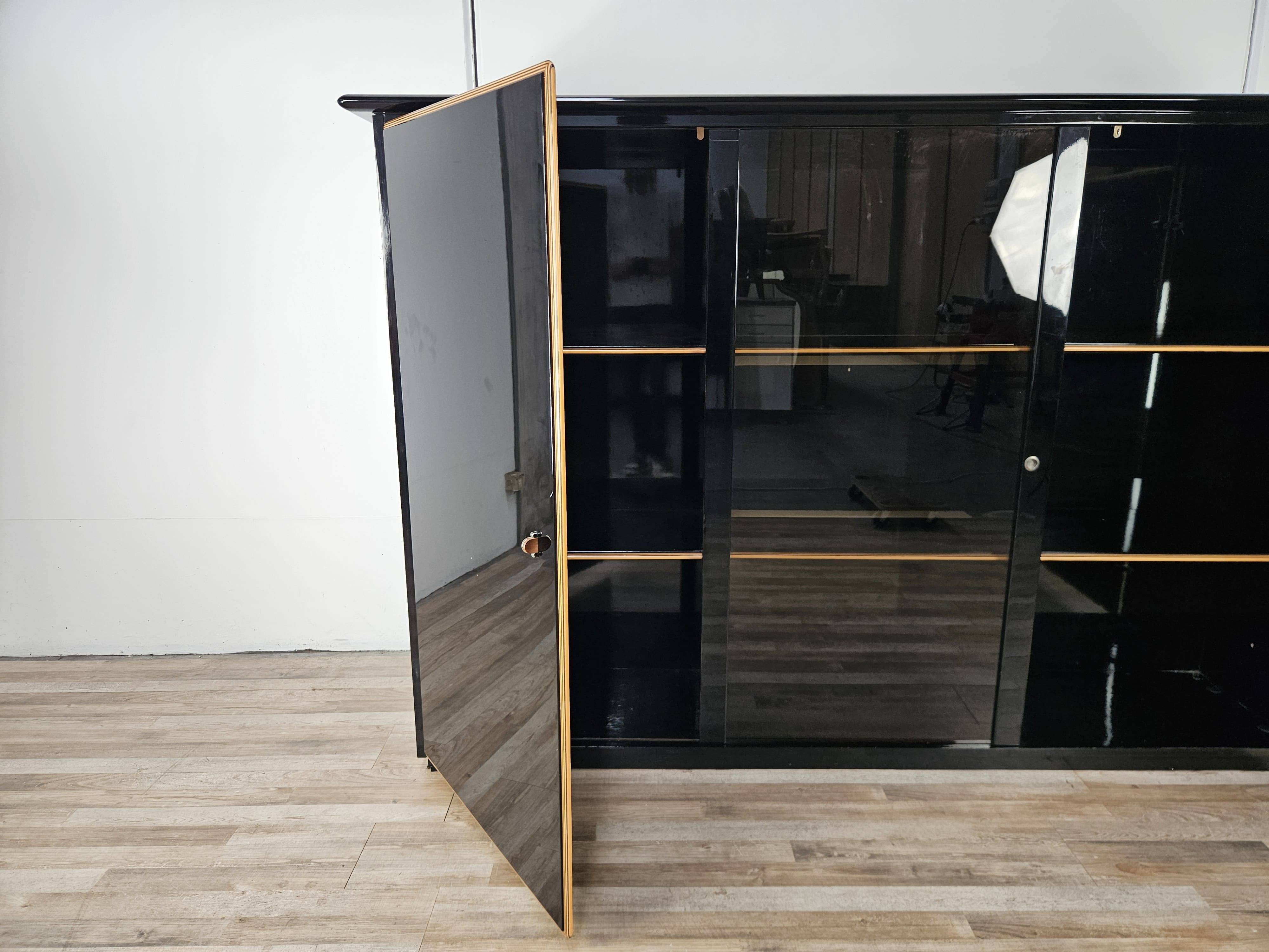 Buffet en bois laqué Pierre Cardin avec un compartiment éclairé, 197