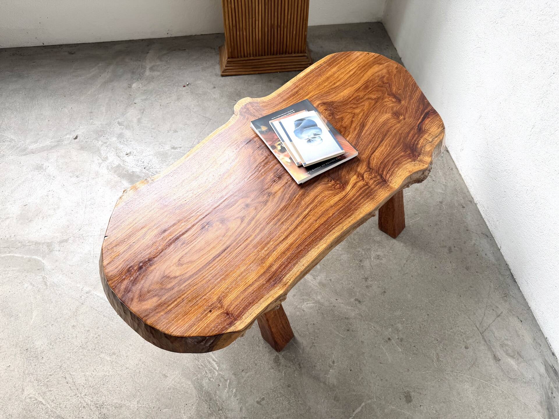 Table basse brutaliste en noyer massif, plateau slab live edge, France