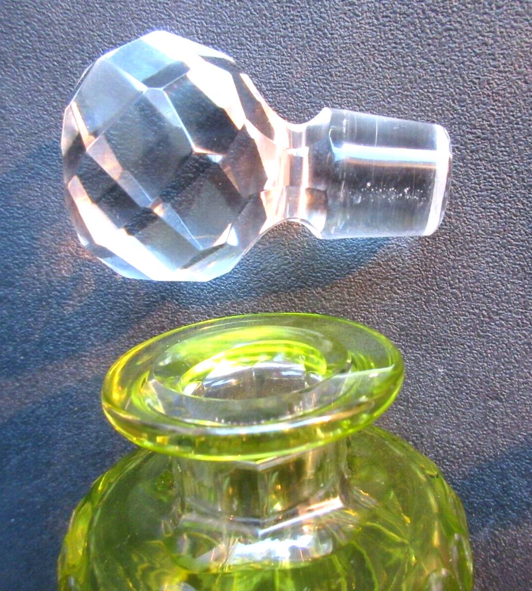 Flacon à parfum verre jaune ouraline, ciselé blanc, Val St Lambert ou St Louis
