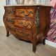 Commode galbée style Louis XV marquetée – Plateau marbre – Bronzes dorés -