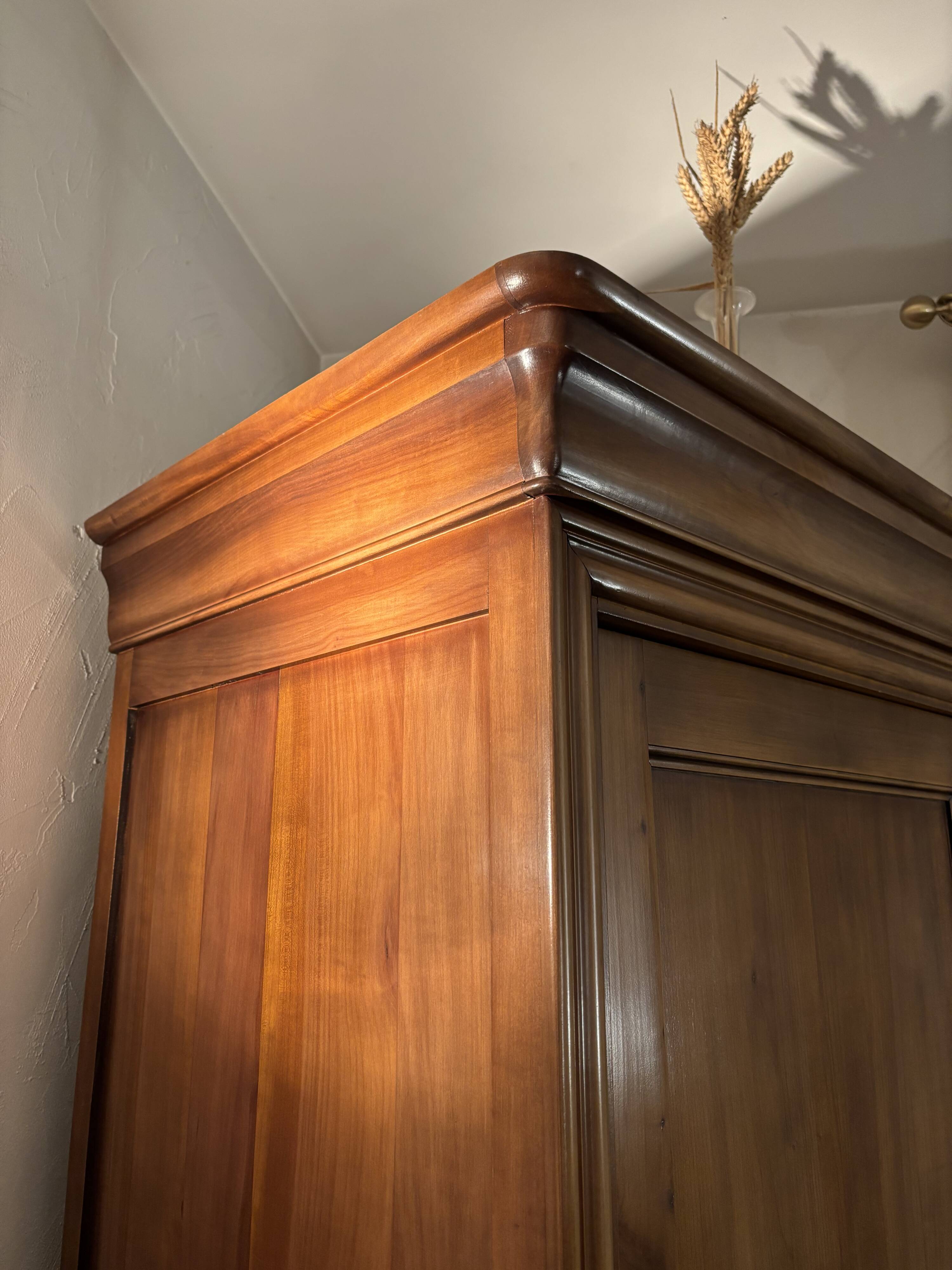 Cherry wood bonnetière in Louis Philippe style.