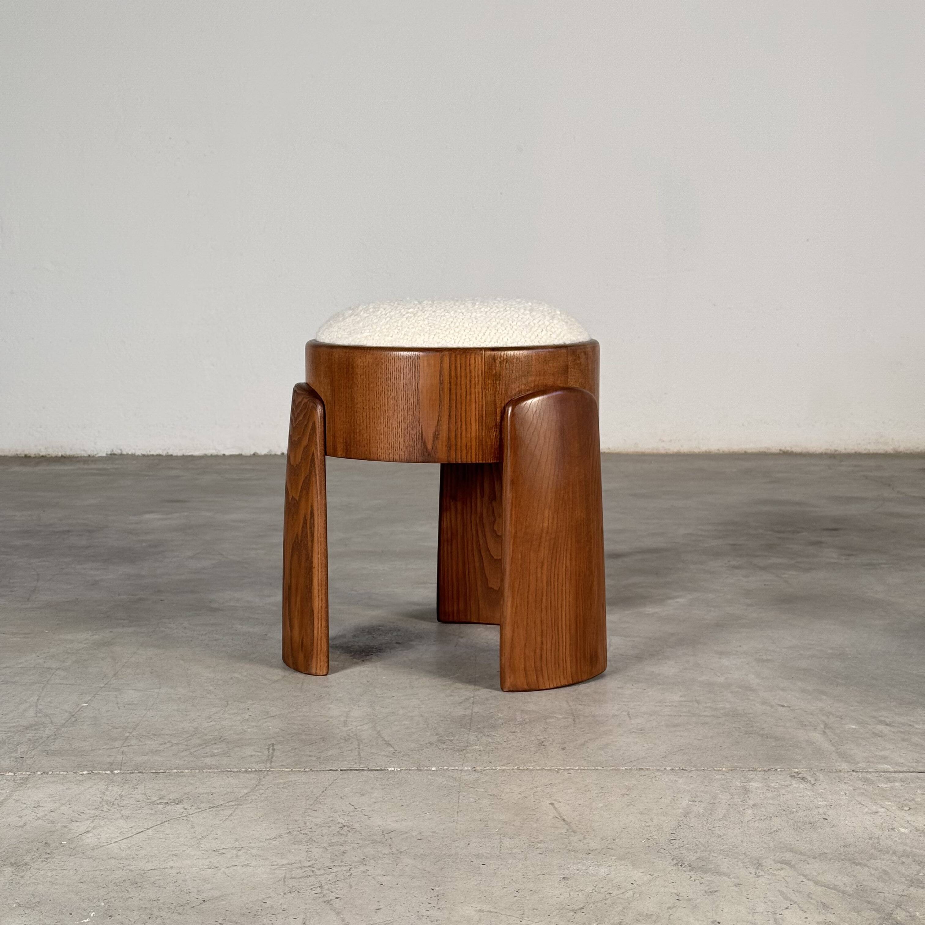 Tabouret en frêne et tissu bouclé Dedar Milano par Forme, Italie