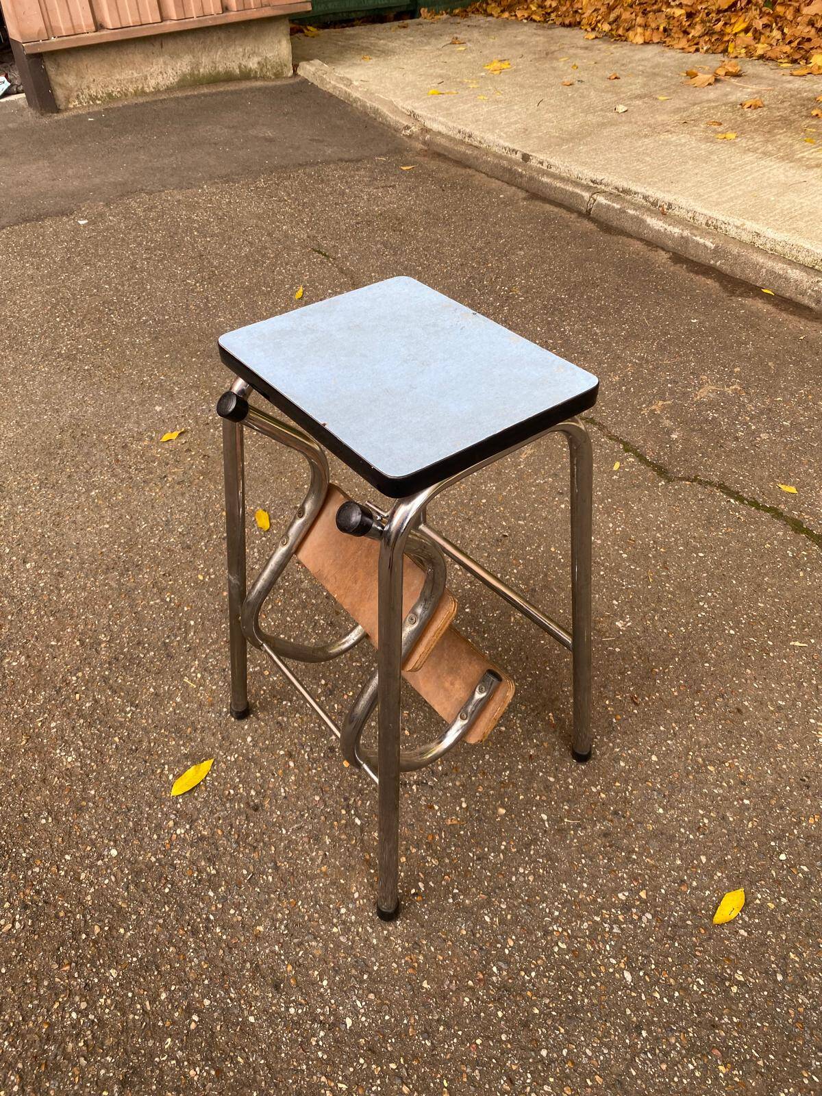 Tabouret escabeau pliable en formica bleu