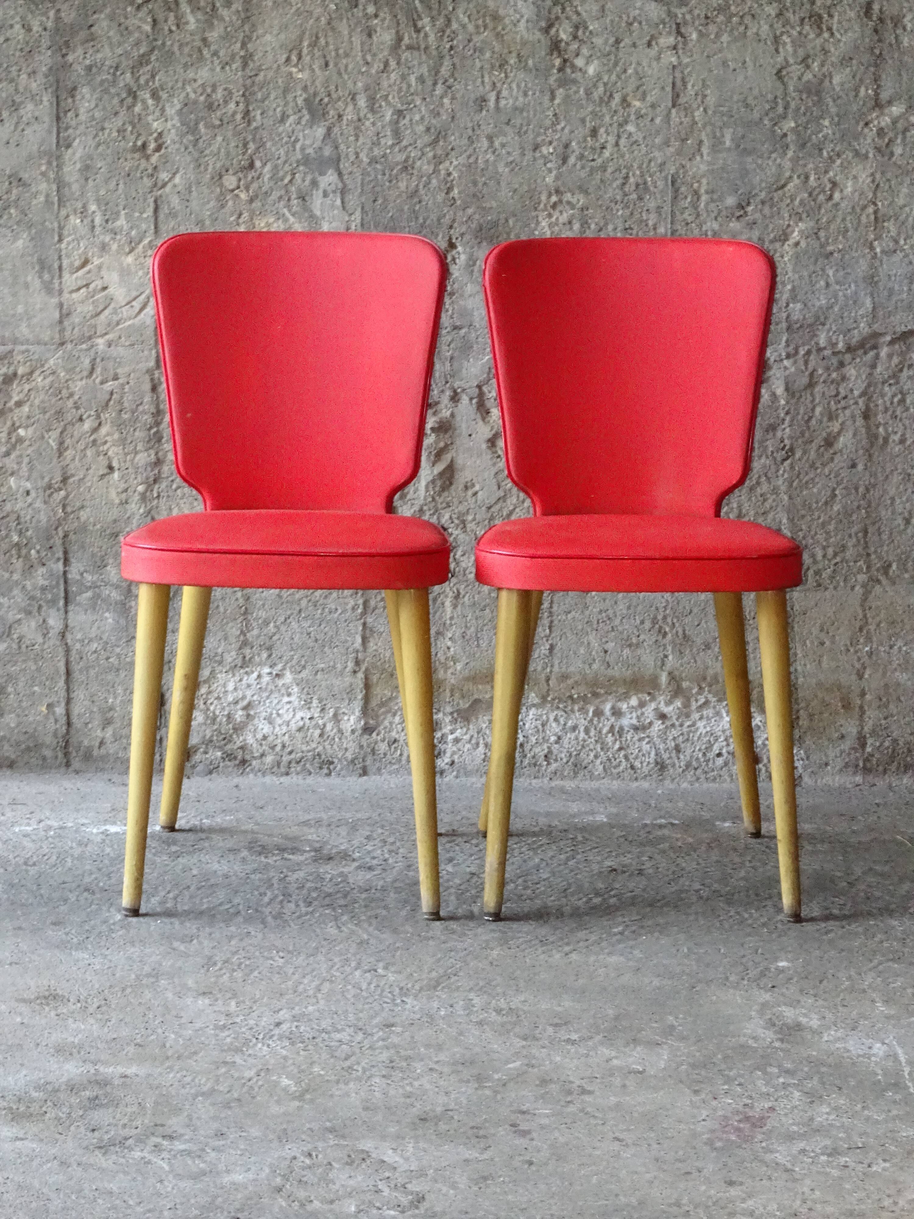 Lot de 2 chaises baumann skaï rouge, pieds compas 1955